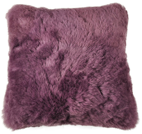 Lammfell Kissen violett 45 x 45 cm